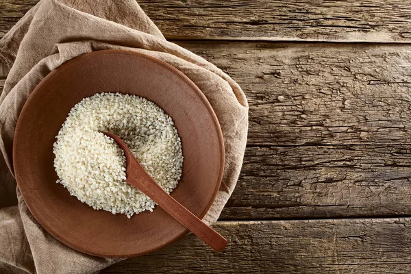 Ακατέργαστο Ριζότο Δενδρόκοκκο Ρύζι Πήλινο Πιάτο Ξύλινη Κουτάλα Φωτογραφημένο Πάνω — Φωτογραφία Αρχείου