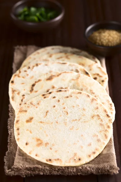 Homemade Leavened Indian Naan Flatbread Foco Seletivo Foco Terço Imagem — Fotografia de Stock