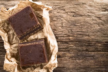 Tatlı soslar ve diğer tatlılar hazırlamak için Latin Amerika 'da kullanılan Chanka ya da panela ham işlenmemiş şeker kalıpları (Seçici Odak, şeker kalıplarının tepesine odaklan) 