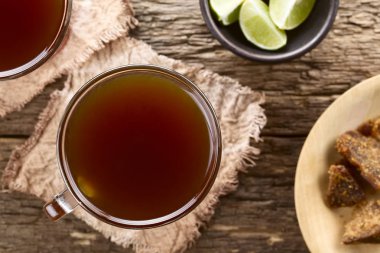 Taze ev yapımı Aguapanela, Agua de Panela veya Aguadulce, popüler bir Latin Amerika tatlı içecek panela rafine edilmemiş bütün şeker şeker suda haşlanmış yapılmış, kireç ile sıcak veya soğuk servis, havai fotoğraflandı (Seçici Odak, İçecek Odaklan)