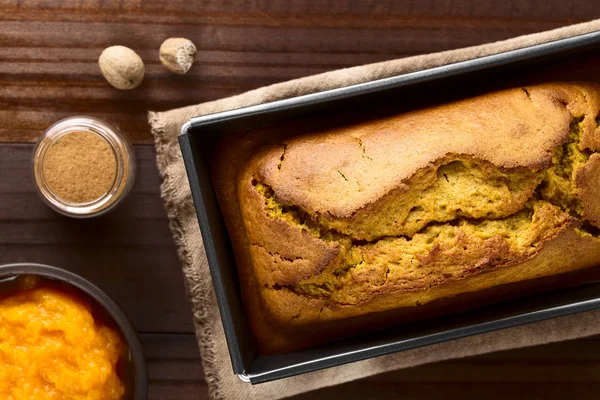 Pão Abóbora Caseiro Fresco Panela Ingredientes Purê Abóbora Canela Noz — Fotografia de Stock