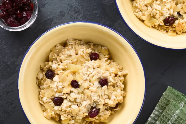 Manzana Cocida Vegetariana Casera Fresca Avena Gachas Arándano Canela Servidas — Foto de Stock