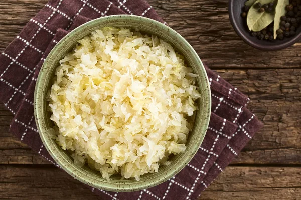 Chucrute Saudável Fresco Tigela Com Pimenta Preta Folhas Louro Lado — Fotografia de Stock