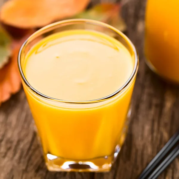 Verse Zelfgemaakte Pompoen Smoothie Glas Met Rietjes Aan Zijkant Gefotografeerd — Stockfoto