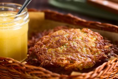 Taze ev yapımı ince patates börek veya gözleme yanında elma sosu ile sepet, geleneksel bir Alman snack veya çanak kartoffelpuffer veya reibekuchen (seçici odak, üst börek içine bir üçüncü odak denilen)