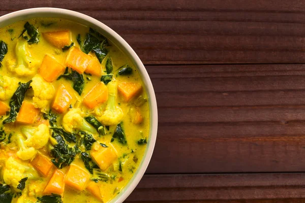 Homemade Indian Vegetarian Cauliflower Pumpkin Spinach Curry Bowl Photographed Overhead — Stock Photo, Image