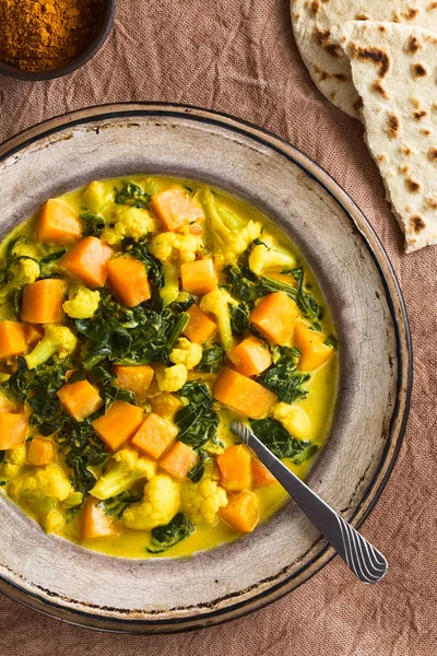 Homemade Indian Vegetarian Cauliflower Pumpkin Spinach Curry Soup Plate Fresh — Stock Photo, Image