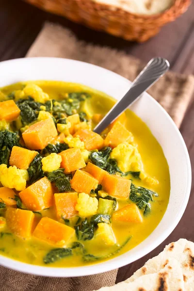 Homemade Indian Vegetarian Cauliflower Pumpkin Spinach Curry Bowl Fresh Naan — Stock Photo, Image
