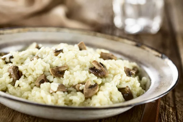 Verse Zelfgemaakte Champignonrisotto Rustieke Bord Selectieve Focus Focus Het Midden — Stockfoto