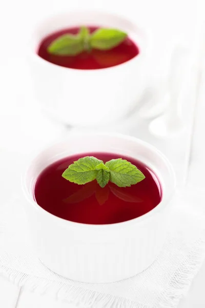 Jalea Roja Gelatina Cuencos Blancos Adornados Con Hojas Menta Enfoque — Foto de Stock