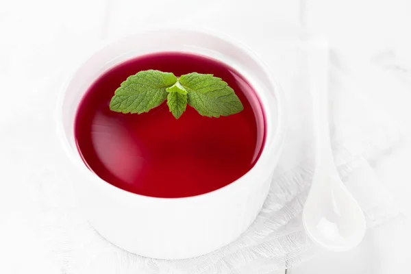 Gelatina Rossa Gelatina Ciotola Bianca Guarnita Con Foglie Menta Focus — Foto Stock