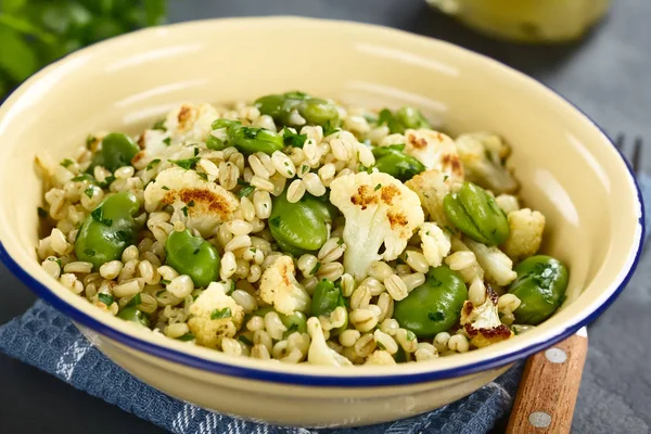 Fräsch Hemlagad Vegansk Sallad Gjord Pärlgryn Bondbönor Rostad Blomkål Och — Stockfoto