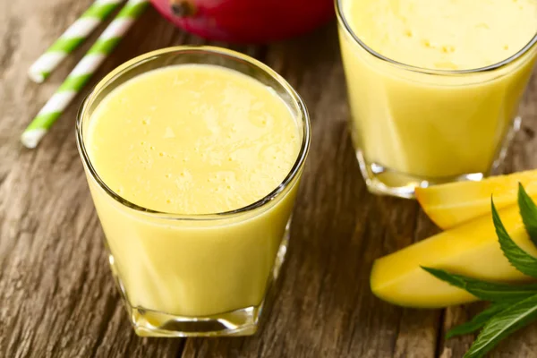 Refrescante Batido Mango Yogur Vasos Con Paja Selective Focus Focus — Foto de Stock