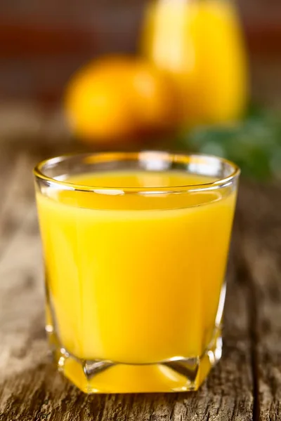 Orangensaft Glas Auf Rustikalem Holz Selektiver Fokus Fokus Auf Der — Stockfoto