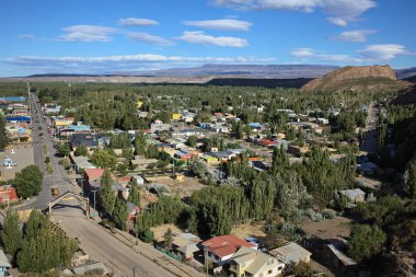 Şili Chico, Şili - 23 Şubat 2016: Şili Chico şehrinin Plaza del Viento gözcülerinden Güneydoğu'ya 23 Şubat 2016'da Şili Chico' da. Şili Chico Şili Patagonya Lago General Carrera gölü kıyısında yatıyor.