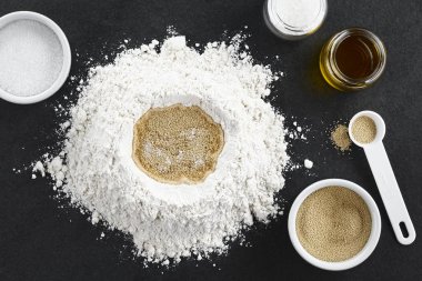 Ekmek veya pizza pişirme için maya hamur hazırlanması, kayrak üzerinde havai fotoğraflandı