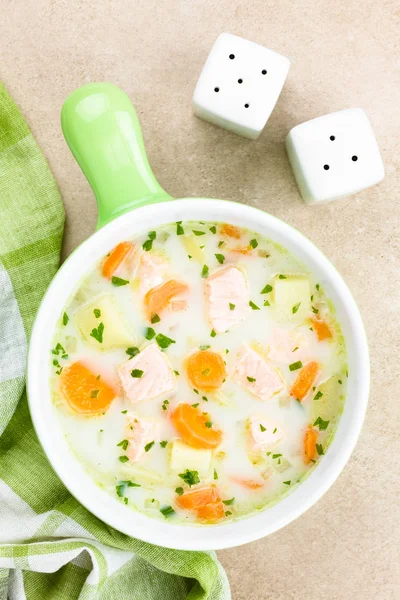 新鲜自制的奶油鲑鱼 土豆和胡萝卜汤在碗 照片头顶 选择性焦点 专注于汤 — 图库照片