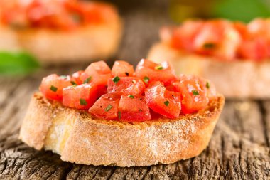 Taze ev yapımı domates ve fesleğenli bruschetta geleneksel İtalyan antipasto (Seçici Odak, ilk ekmeğe odaklan)