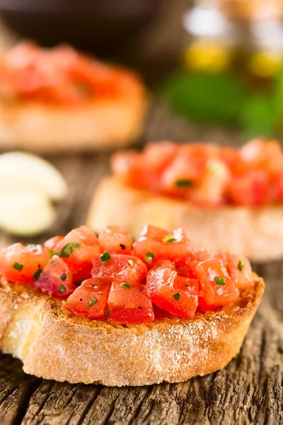 Fraîche Maison Tomate Basilic Bruschetta Antipasto Italien Traditionnel Focus Sélectif — Photo