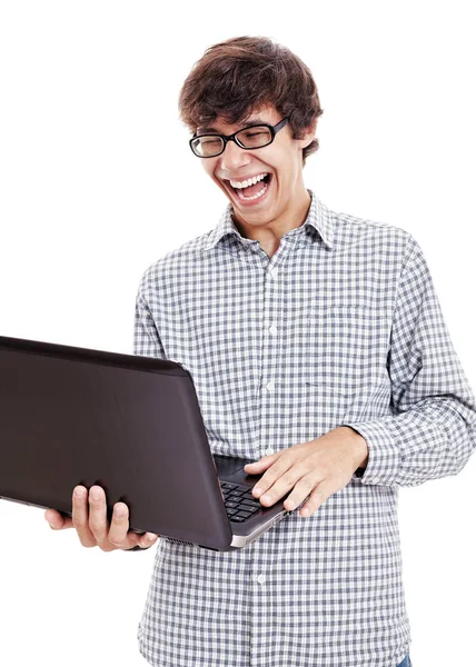 年轻的拉美裔男子身穿蓝色格子衫和黑眼镜读一些有趣的东西从他的笔记本电脑和大声笑孤立的白色背景 互联网幽默和乐趣 — 图库照片