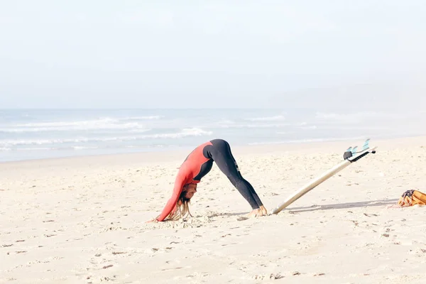 Junger Erwachsener Surfer Mit Dreadlocks Neoprenanzug Wärmt Sich Strand Der — Stockfoto