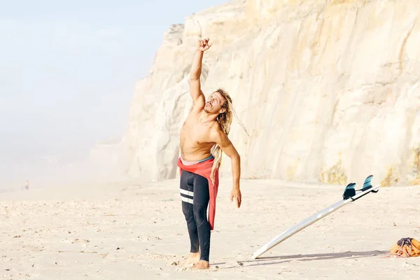 Jeune Surfeur Torse Adulte Avec Dreadlocks Vêtu Une Combinaison Plongée — Photo