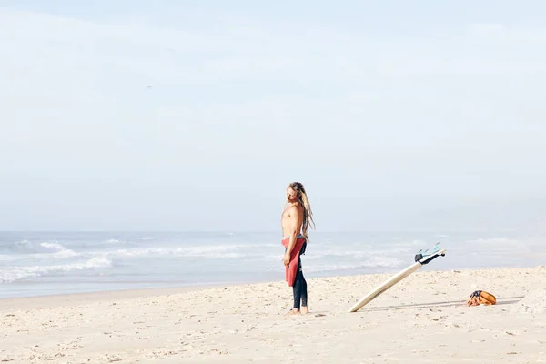 Surfista Joven Adulto Sin Camisa Con Rastas Usando Traje Neopreno —  Fotos de Stock