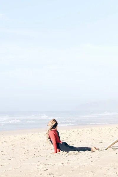 Молодий Дорослий Серфер Дредлоками Носить Гідрокостюм Розігрівається Пляжі Біля Серфінгу — стокове фото