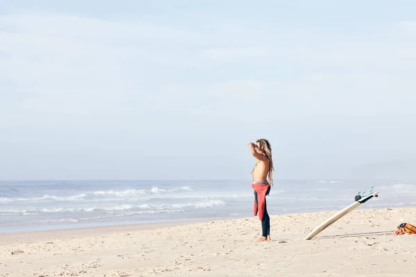 Surfera Młodych Dorosłych Dredy Sobie Kombinezon Stojąc Plaży Pobliżu Surfowania — Zdjęcie stockowe