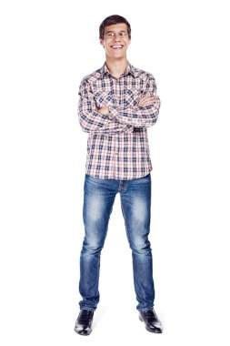 Metal çerçeve gözlük, kareli gömlek, kot ve beyaz arka plan üzerinde izole siyah ayakkabı giyen göğsünde çapraz kolları olan genç adam tam vücut önden görünüş portresi
