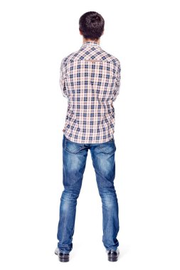 Metal çerçeve gözlük, kareli gömlek, kot ve beyaz arka plan üzerinde izole siyah ayakkabı giyen göğsünde çapraz kolları olan genç adam gülümseyen tam vücut arkadan görünüm portresi