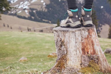 Yürüyüş ayakkabıları güdük dağlarda - seyahat ve açık hava etkinlikleri kavramı üzerinde duran kadın tarafından giyen kadın klasik deri yakın çekim