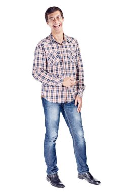 Genç adam cep telefonu ile gülen tam vücut portre el, metal çerçeve gözlük, kareli gömlek, mavi kot pantolon ve siyah ayakkabı giyen beyaz arka plan üzerinde izole