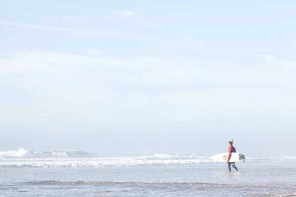 Jeune Surfeur Adulte Avec Dreadlocks Vêtu Une Combinaison Qui Pénètre — Photo