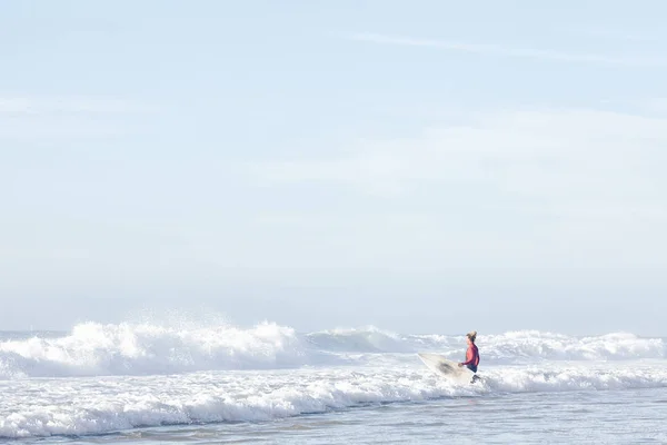 Jeune Surfeur Adulte Avec Dreadlocks Vêtu Une Combinaison Qui Pénètre — Photo