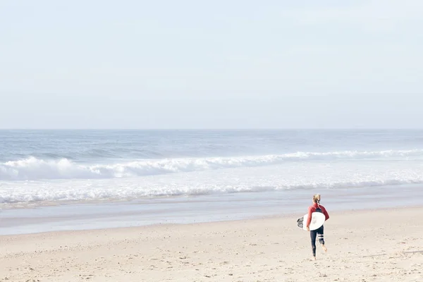 Surfista Adulto Joven Con Rastas Usando Traje Neopreno Corriendo Con —  Fotos de Stock