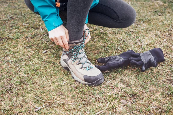 Крупный План Женщины Завязывающей Шнурки Классические Кожаные Ботинки Походов Зеленой — стоковое фото