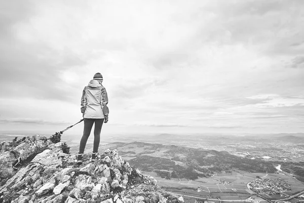 Czarno Biały Portret Młodych Kobiet Turysta Trekking Polaków Stojąc Szczycie — Zdjęcie stockowe