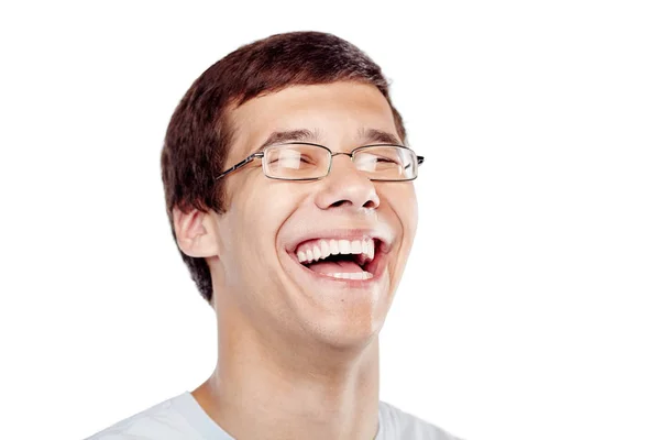 眼鏡の若い男の顔がクローズ アップと白い背景の分離された青い シャツ笑って 笑いは最高の医学の概念 — ストック写真