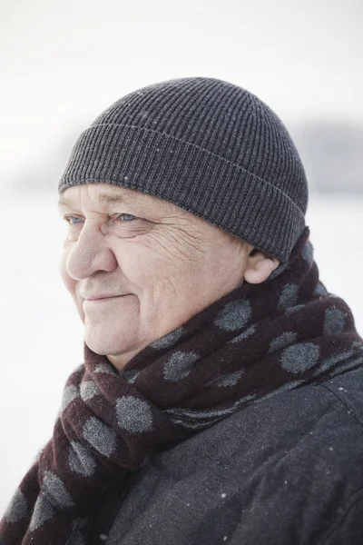 Закрыть Портрет Улыбающегося Пожилого Человека Вязаной Шапке Шарфе Пиджаке Стоящего — стоковое фото