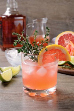 Muddled kireç ve kekik, taze greyfurt suyu ve lezzetli bourbon ile birlikte. Bu kokteyl serinletici, tam lezzet ve hizmet herhangi bir fırsat için mükemmel bir kokteyl tamamen güzelmiş