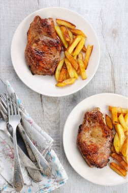 domuz eti biftek patates ile zar üzerindeki