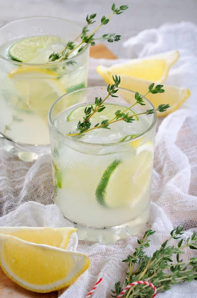 Cin, limon suyu veya limon suyu ve notlar kekik temelinde kokteyl. Bir yaz günü kokteyl serinletici bir ile kendinizi şımartın.