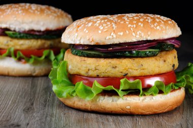 Bu lezzetli glutensiz topuz ile ketçap bulaşmış ve hardal, hassas marul ile altın bir huysuz kıyılmış nohut için kavrulmuş ve taze salatalık dilimleri ile mavi tatlı soğan kıyılmış