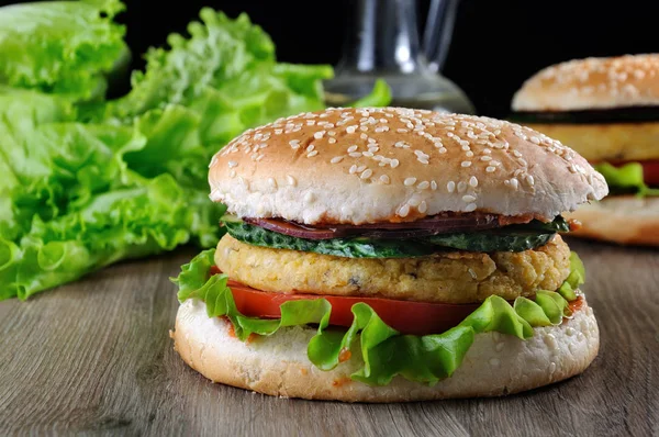 Bu lezzetli glutensiz topuz ile ketçap bulaşmış ve hardal, hassas marul ile altın bir huysuz kıyılmış nohut için kavrulmuş ve taze salatalık dilimleri ile mavi tatlı soğan kıyılmış