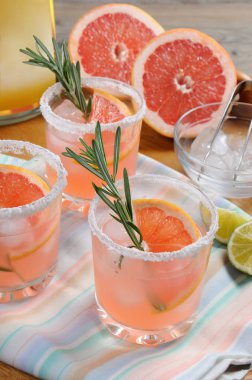 Bu muhteşem kokteyl taze pembe Palomas tekila görünümünü değiştirmek. Şenlikli bir içki brunch, partiler ve tatilleri için idealdir.