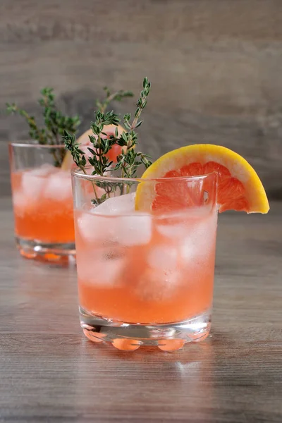 Warrige Kalk Tijm Gecombineerd Met Vers Grapefruitsap Bourbon Deze Cocktail — Stockfoto