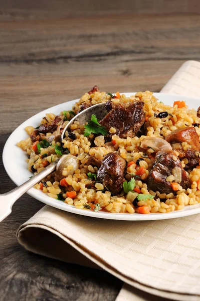 Pilaf Aus Bulgur Mit Fleisch Gemüse Und Berberitzen — Stockfoto