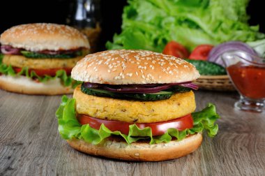 Bu lezzetli glutensiz topuz ile ketçap bulaşmış ve hardal, hassas marul ile altın bir huysuz kıyılmış nohut için kavrulmuş ve taze salatalık dilimleri ile mavi tatlı soğan kıyılmış