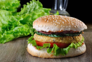 Bu lezzetli glutensiz topuz ile ketçap bulaşmış ve hardal, hassas marul ile altın bir huysuz kıyılmış nohut için kavrulmuş ve taze salatalık dilimleri ile mavi tatlı soğan kıyılmış